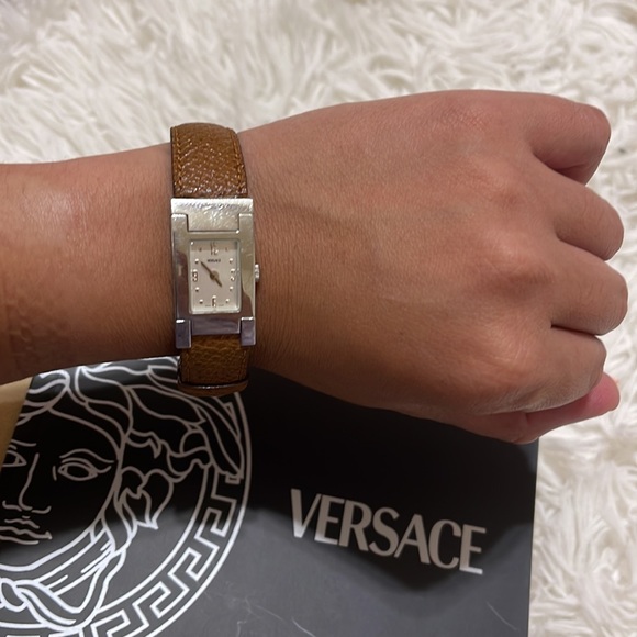 Versace women’s water resistant watch 17mm - Picture 14 of 16